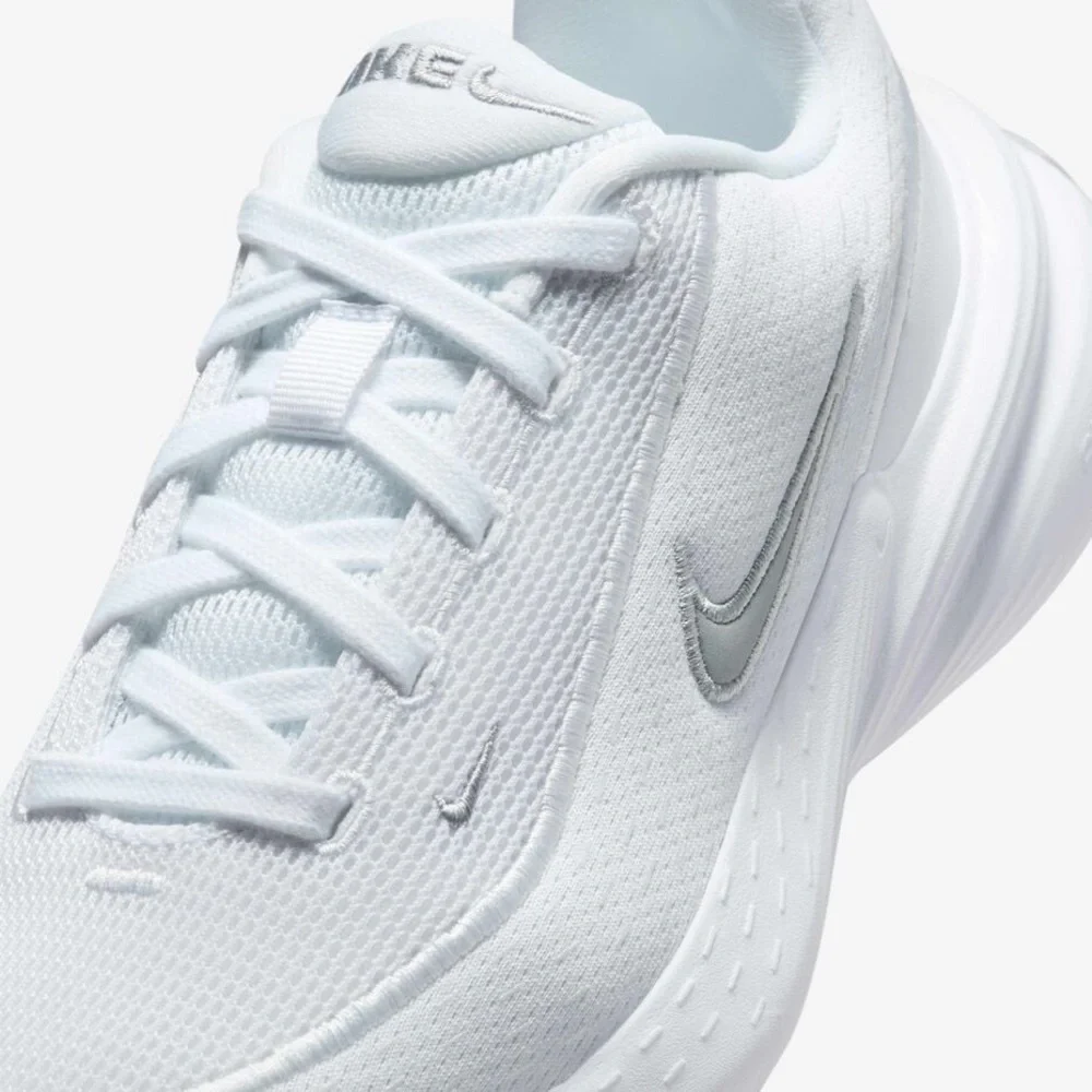 NEW Nike Unisex Uplift SC Size 4Y